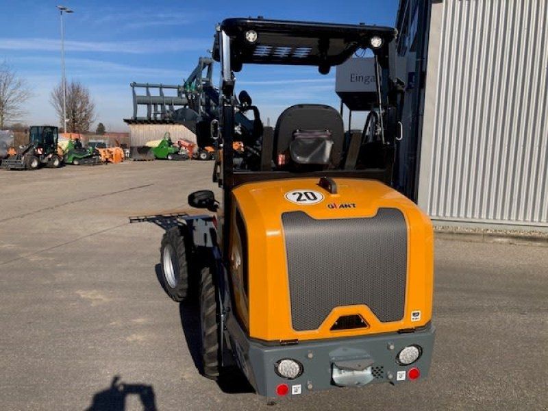 Giant G2700E