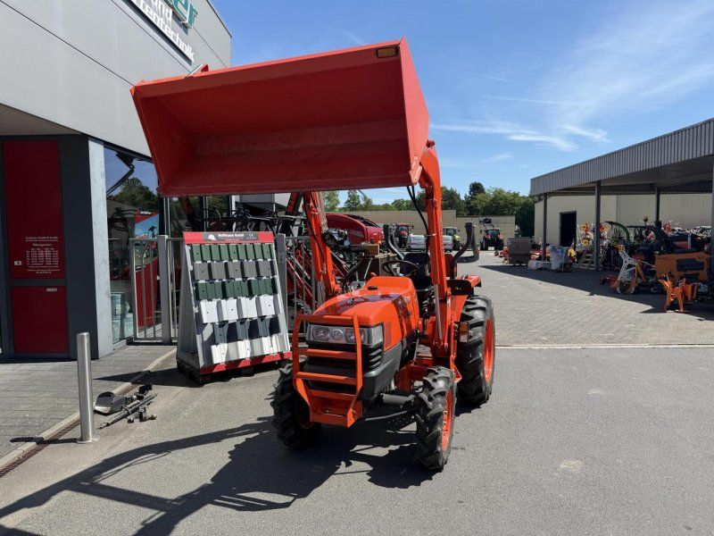 Kubota L3200 mit Frontlader