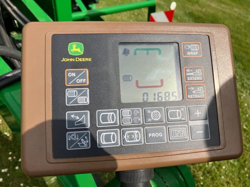 John Deere V451M