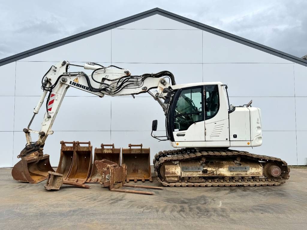 Liebherr R 914 Compact - 5 Buckets + Forks + Tooth / Triple