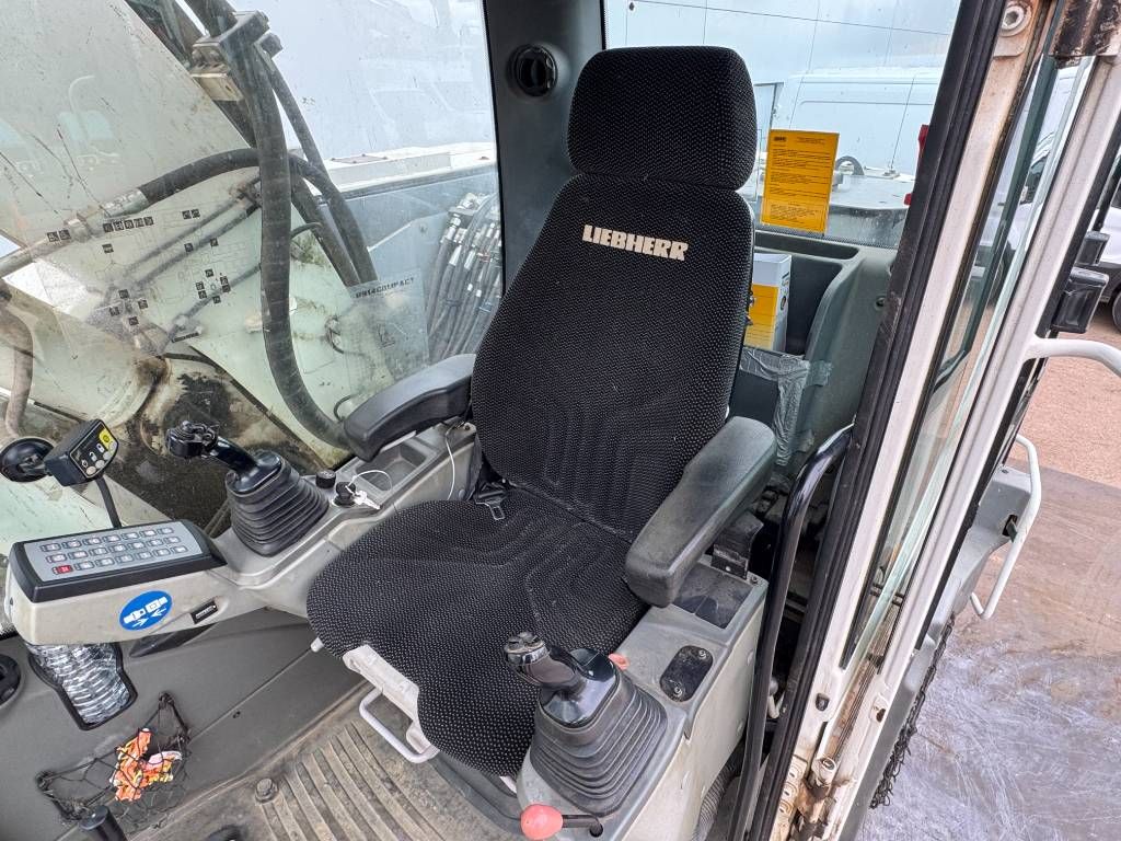 Liebherr R 914 Compact - 5 Buckets + Forks + Tooth / Triple