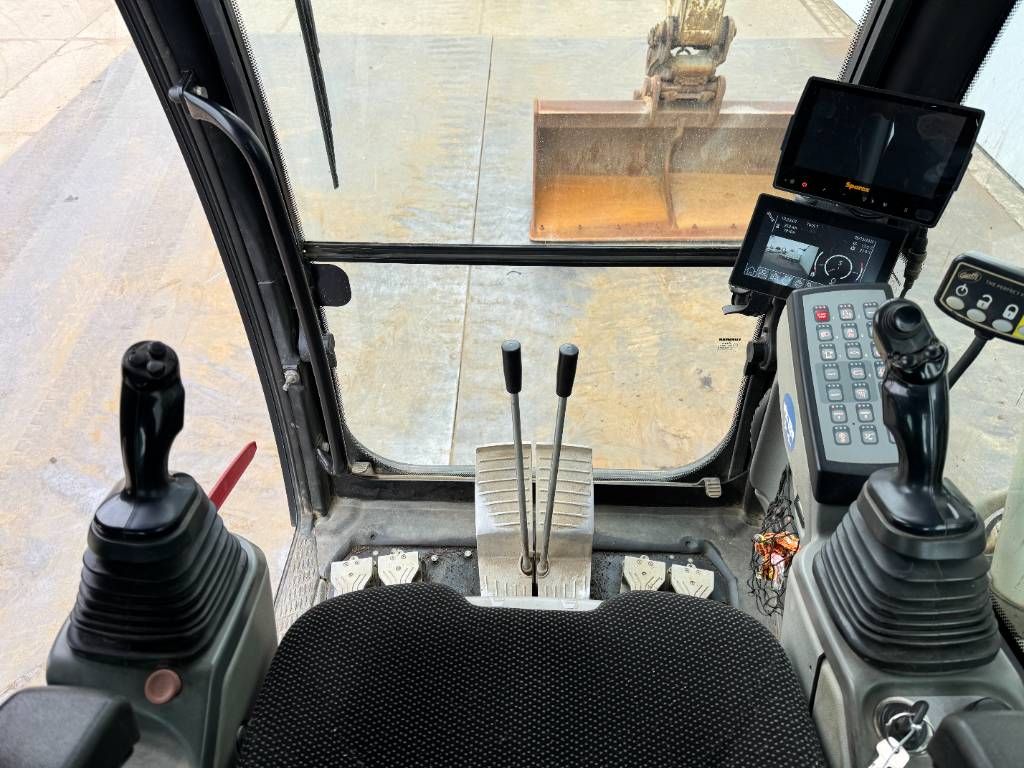 Liebherr R 914 Compact - 5 Buckets + Forks + Tooth / Triple