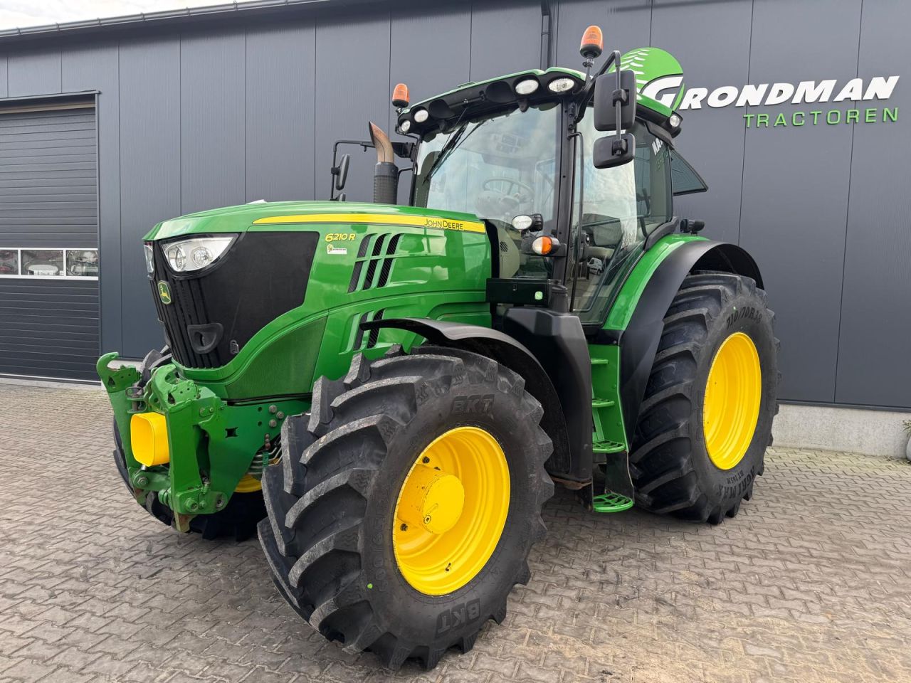 John Deere 6210R