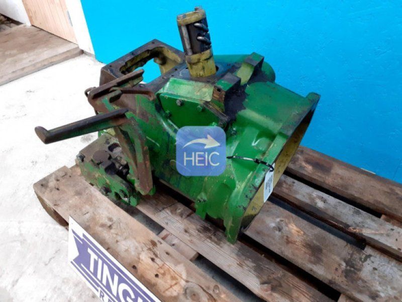 John Deere 2120