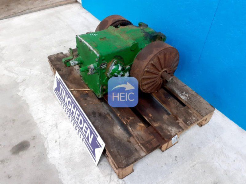 John Deere 2054