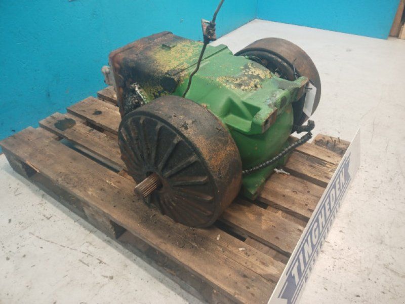 John Deere 2066