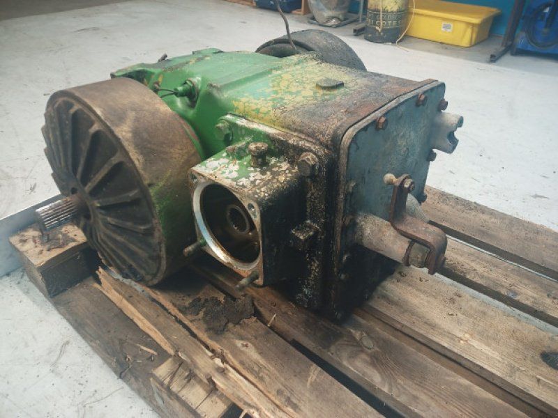 John Deere 2066