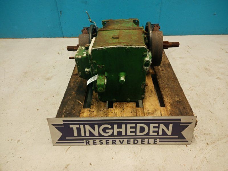 John Deere 2054