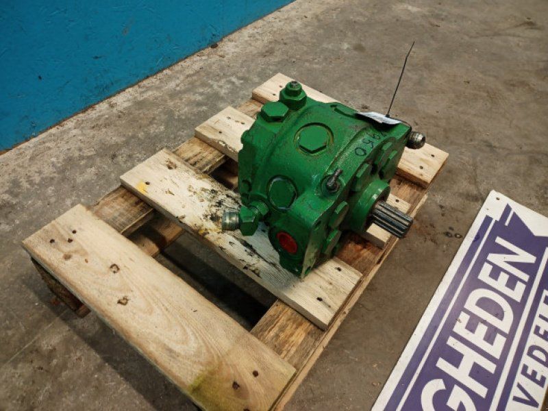 John Deere 4240