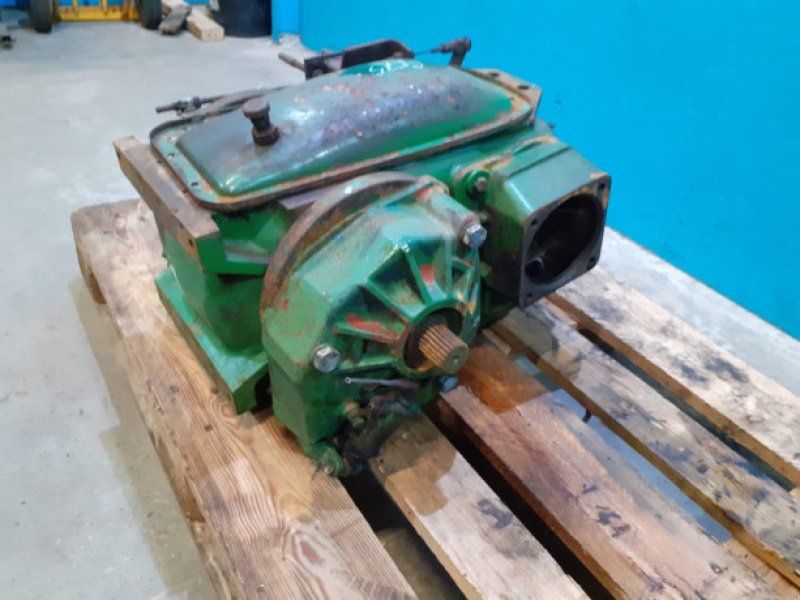 John Deere 975