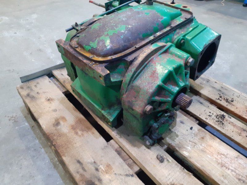 John Deere 1075