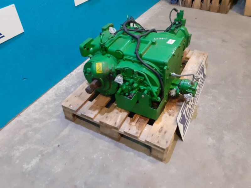 John Deere S670