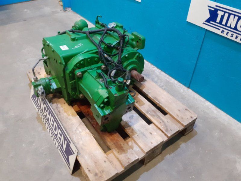 John Deere S670