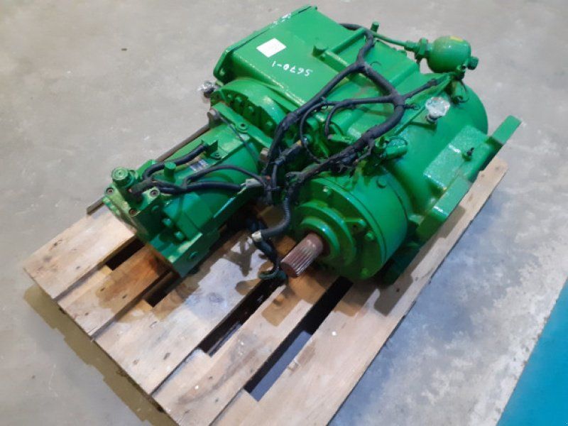John Deere S670