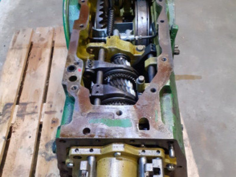 John Deere 2140