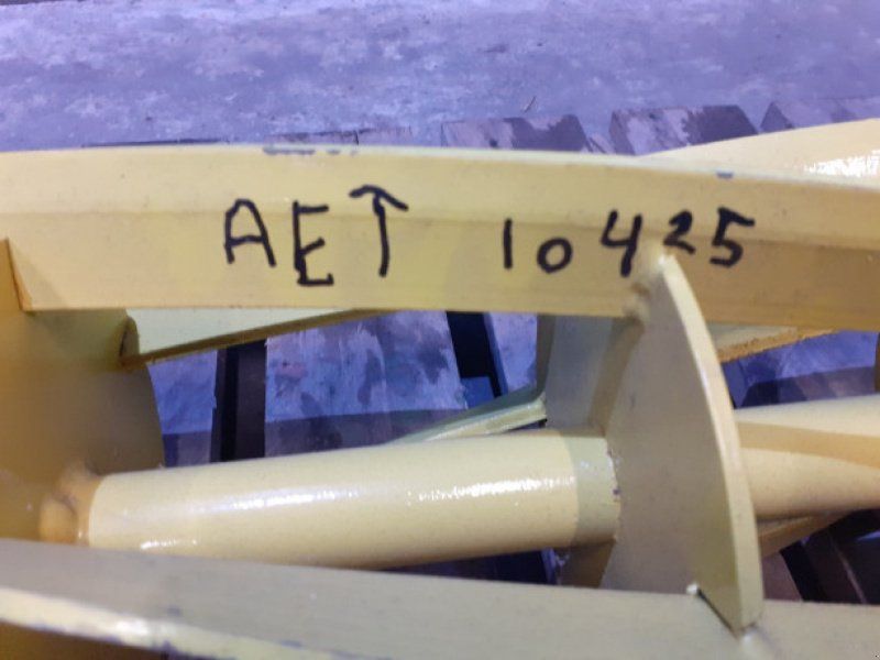 John Deere 305