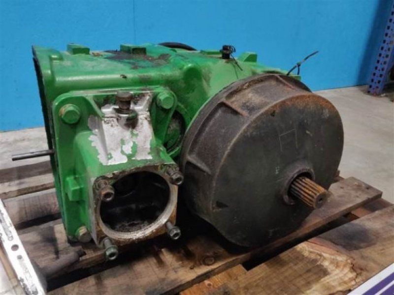 John Deere T670