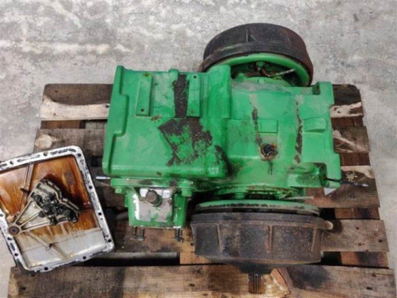 John Deere T670