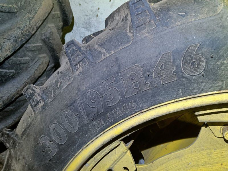 Sprøjte hjul. Front 9.5 R 32, bag 300/95 R46