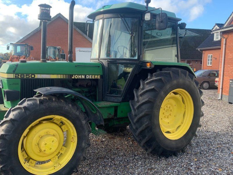 John Deere 2850 4 WD.