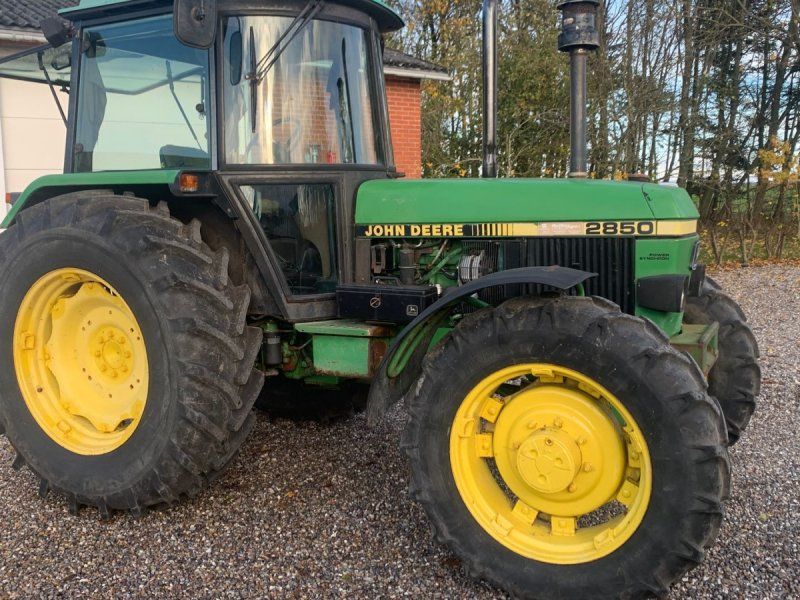 John Deere 2850 4 WD.