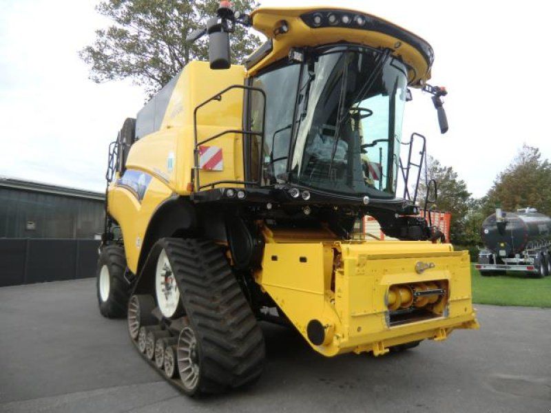 New Holland CR 8.80 STAGE5 RAUPE
