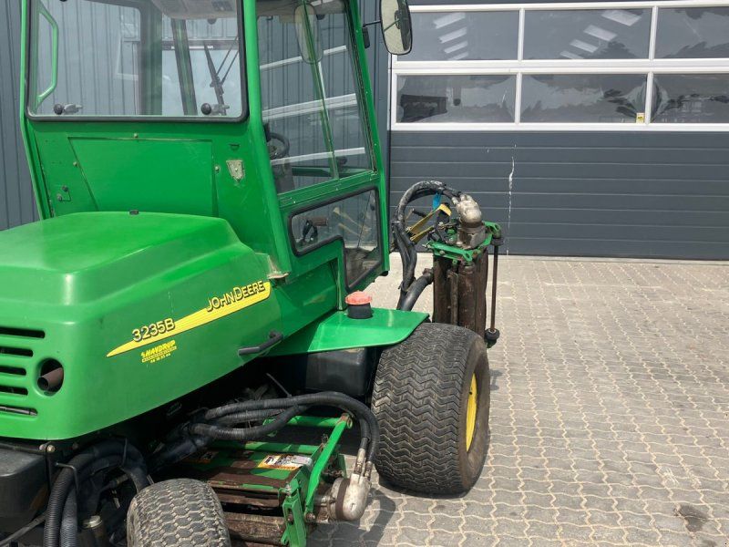 John Deere 3235B 3235B 4 WD servo kun 1740 timer.