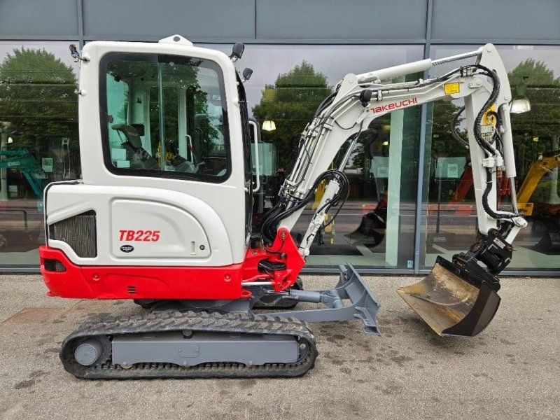 Takeuchi TB 225