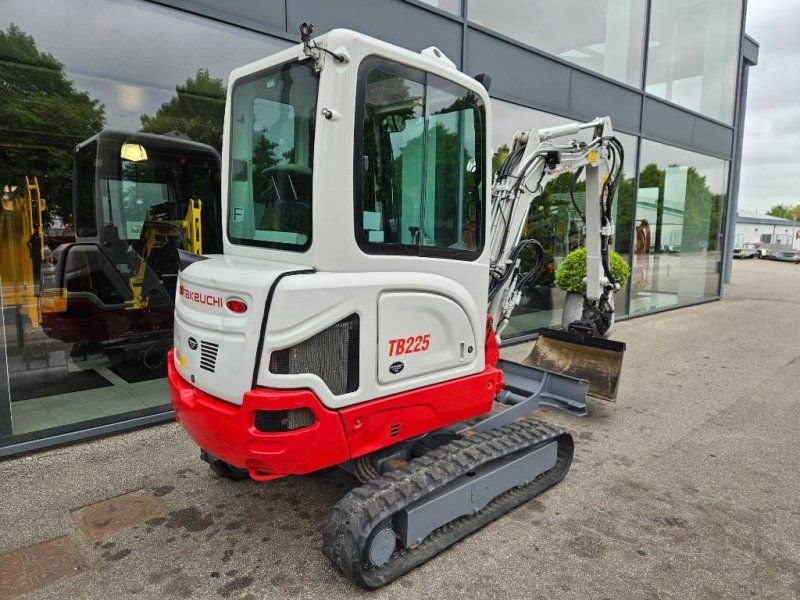 Takeuchi TB 225