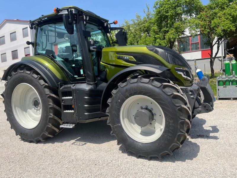 Valtra T215 D Forst mit Rüfa und Forstkabine