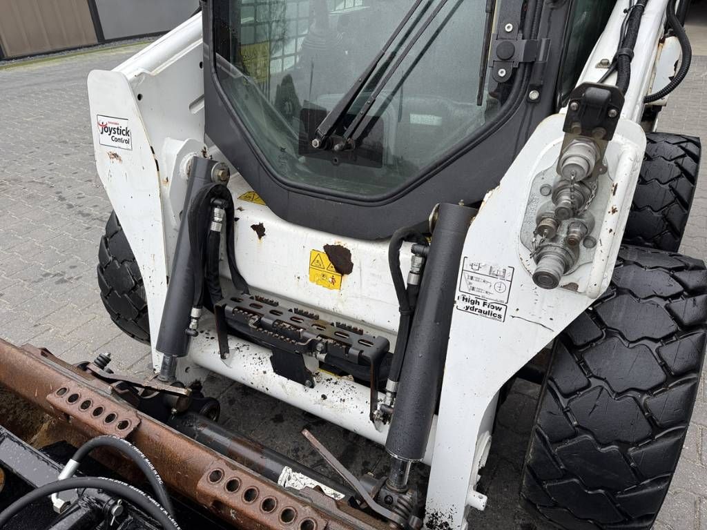 Bobcat S570 skidsteer