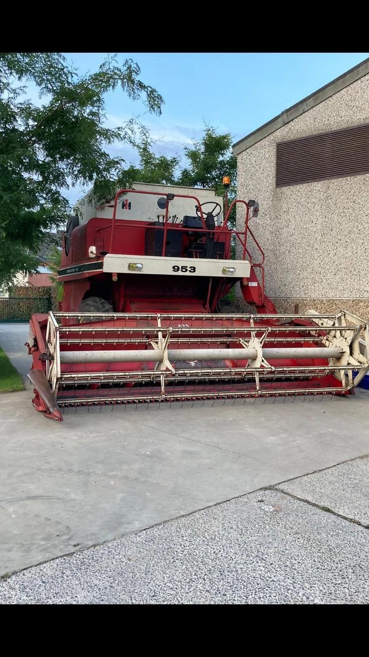 International 953 combine