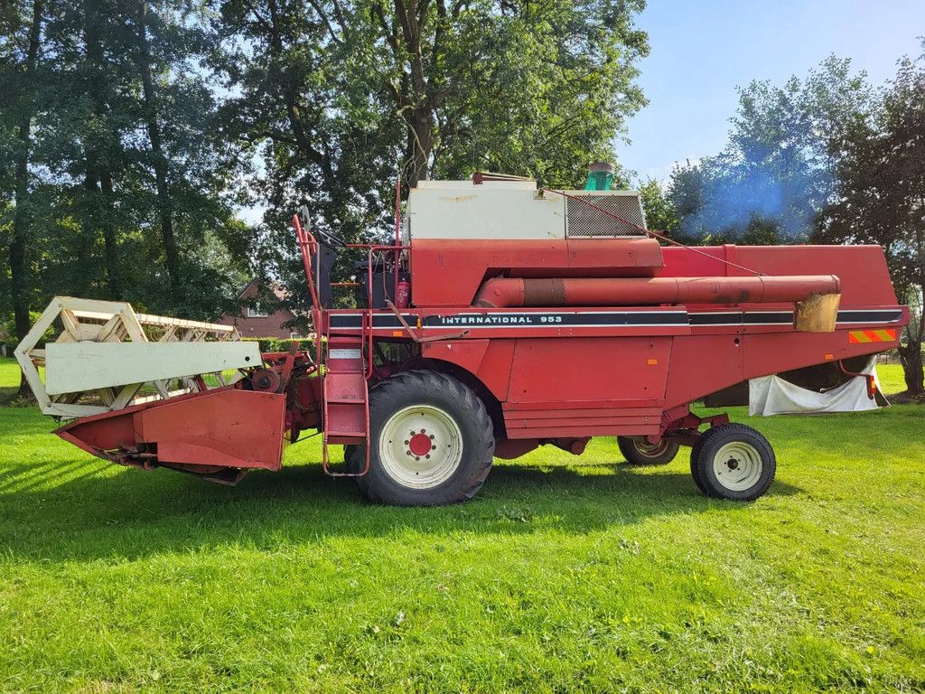 International 953 combine