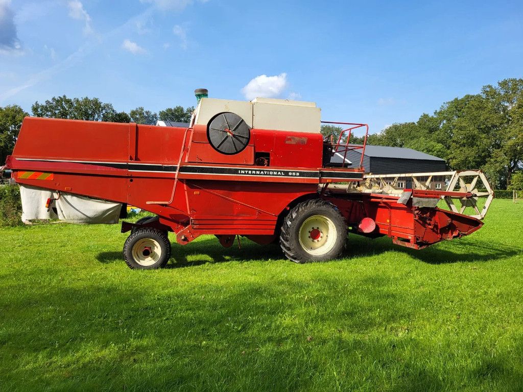 International 953 combine