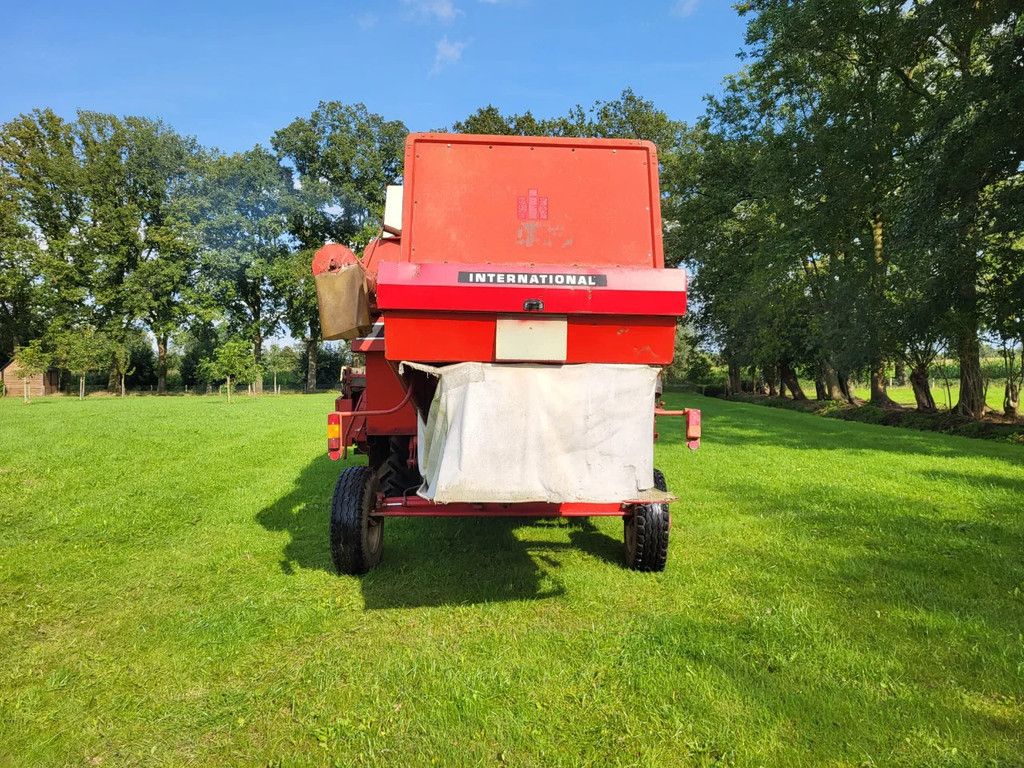 International 953 combine