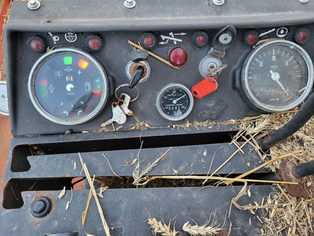International 953 combine