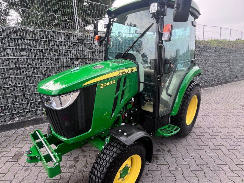 John Deere 3046R