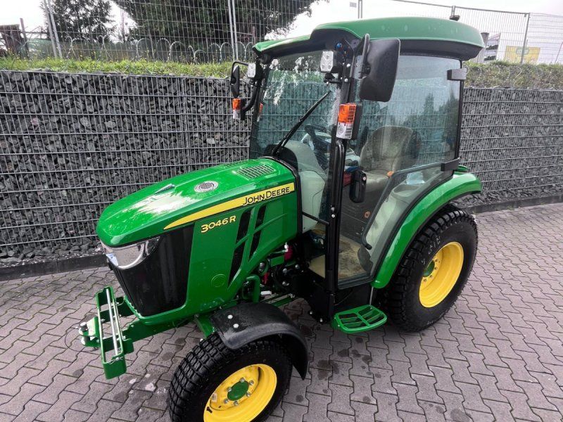 John Deere 3046R