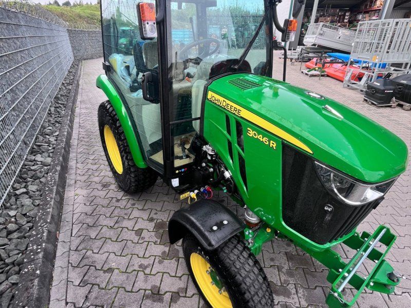 John Deere 3046R