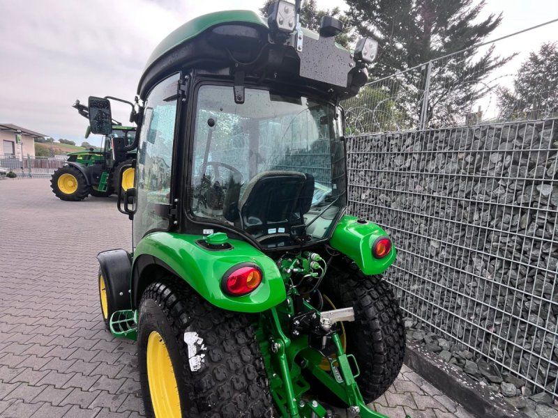 John Deere 3046R