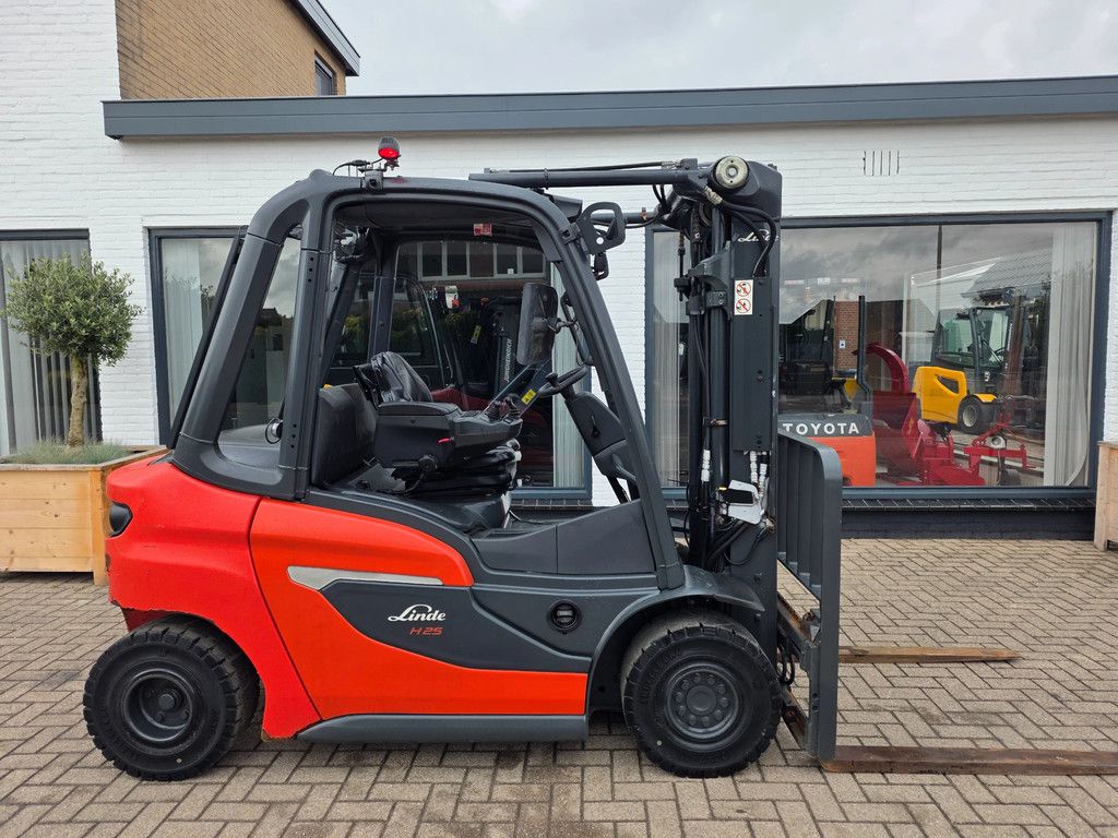 Linde H25 Triplomast diesel heftruck