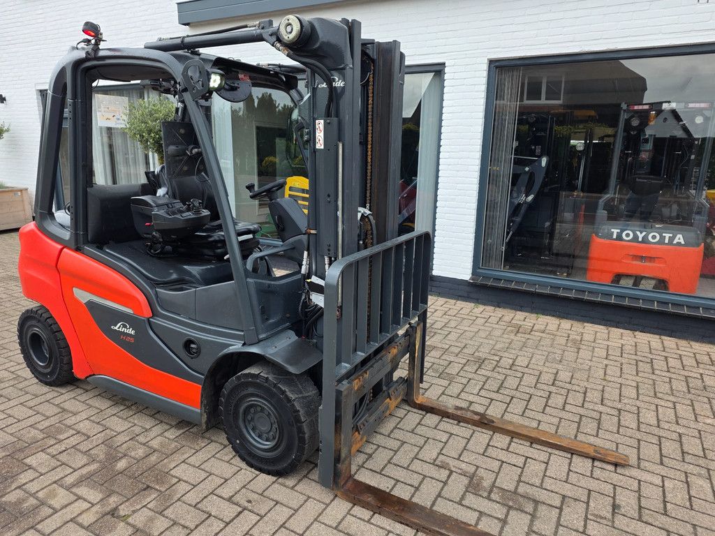 Linde H25 Triplomast diesel heftruck