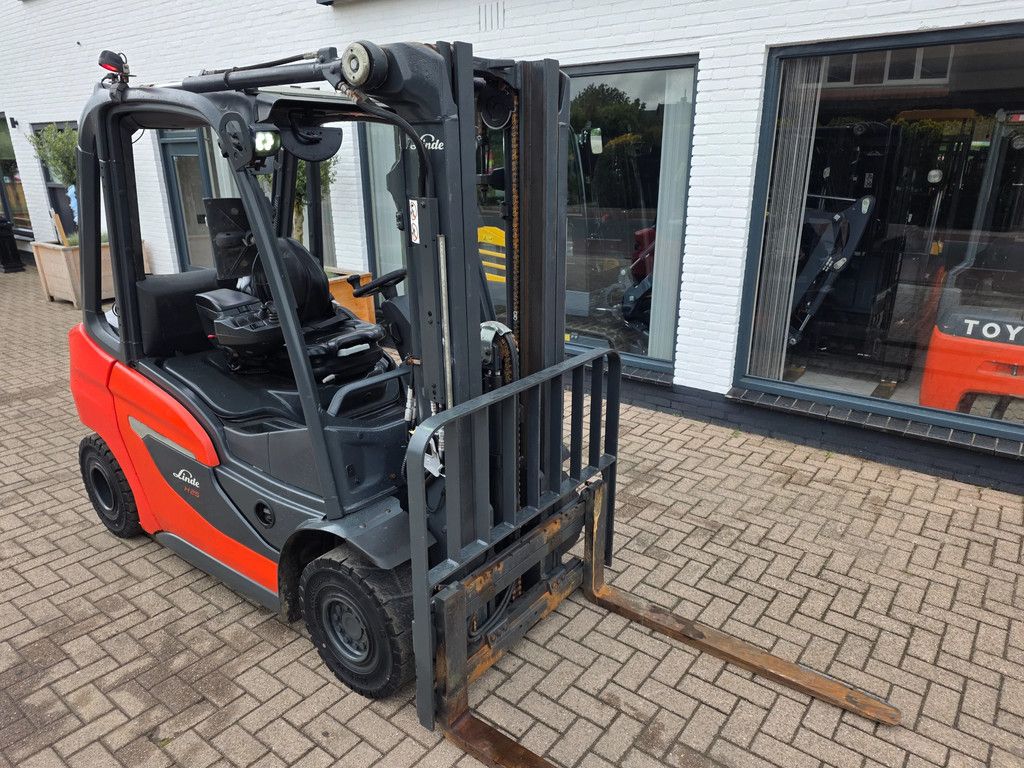 Linde H25 Triplomast diesel heftruck