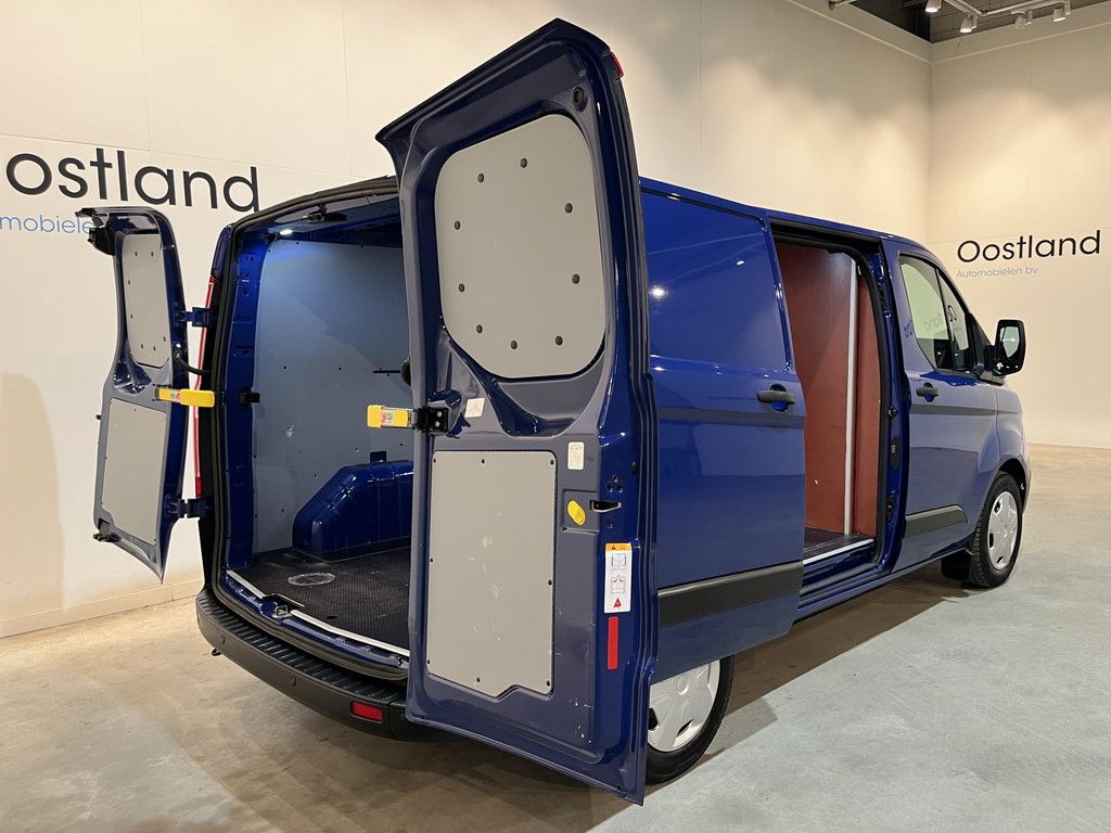 Ford Transit Custom 280 2.0 TDCI L1H1 Trend 130 PK Automaat / Euro 6 / Schuifdeur L + R / Airco / CarPlay / Cruise Control Adap. / Trekhaak / Navigatie / 3-Zits