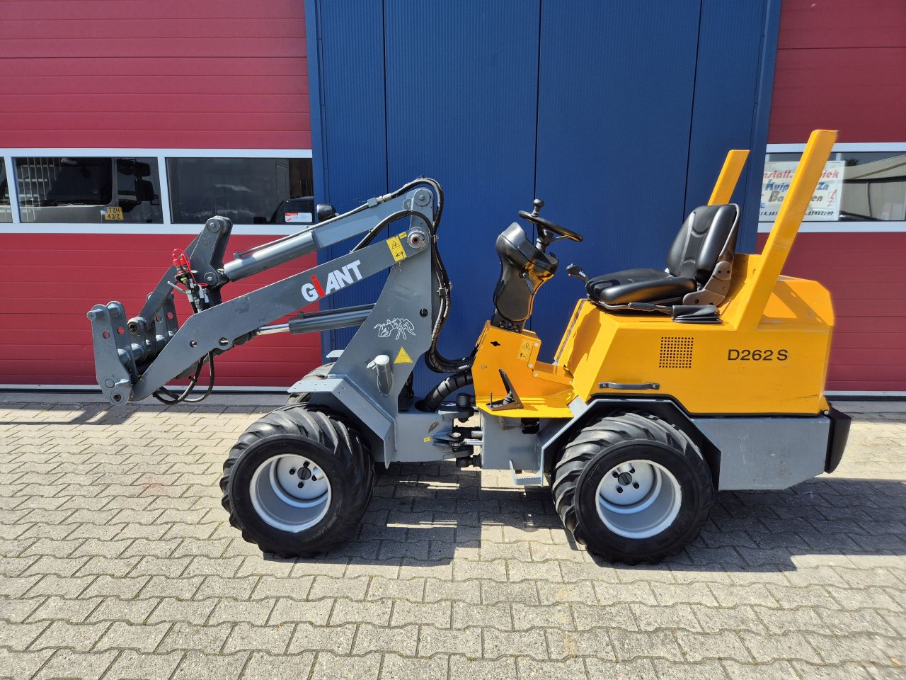 GIANT D262S SHOVEL BOUWJAAR 2009 SLECHTS 3700 UUR