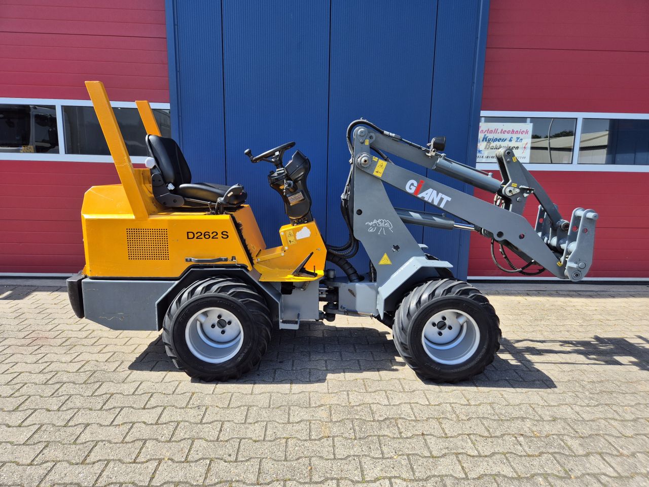 GIANT D262S SHOVEL BOUWJAAR 2009 SLECHTS 3700 UUR