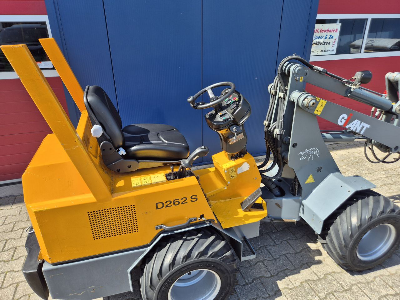 GIANT D262S SHOVEL BOUWJAAR 2009 SLECHTS 3700 UUR