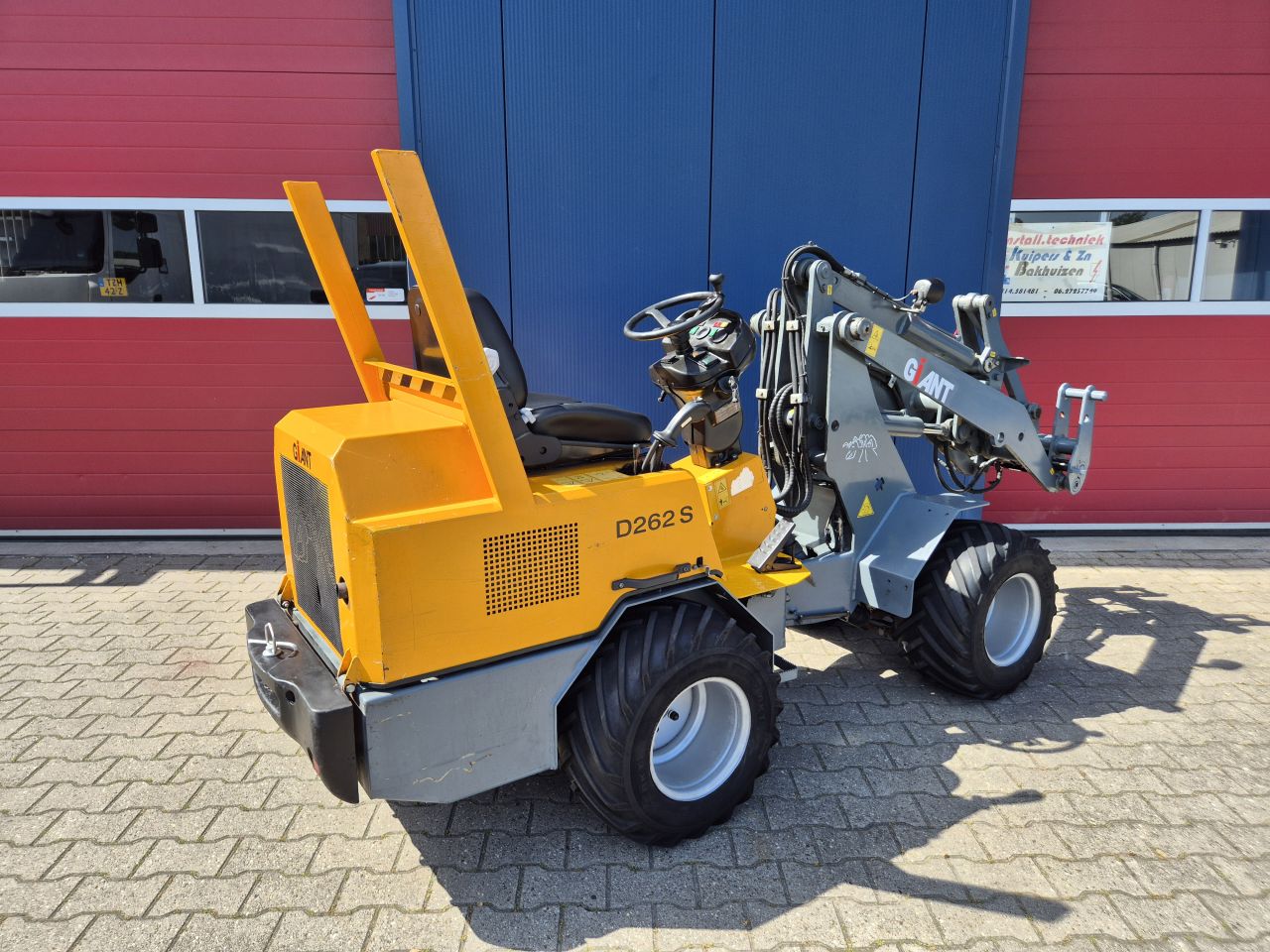 GIANT D262S SHOVEL BOUWJAAR 2009 SLECHTS 3700 UUR