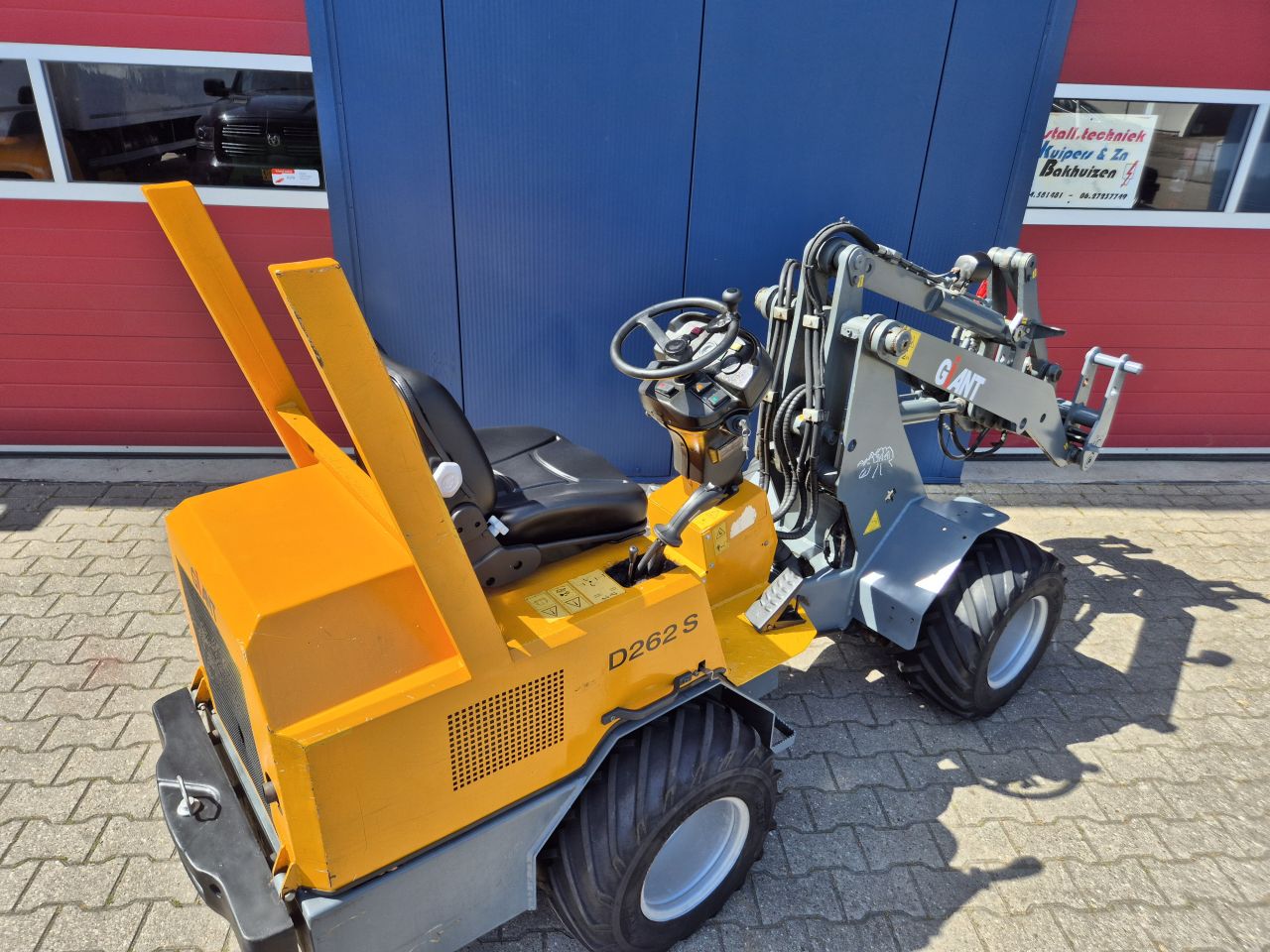GIANT D262S SHOVEL BOUWJAAR 2009 SLECHTS 3700 UUR