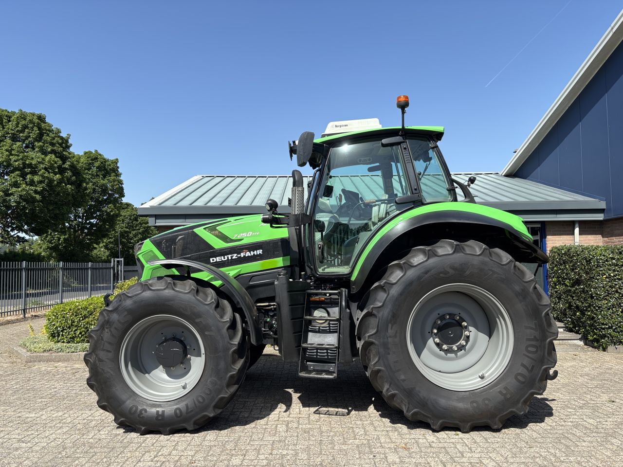 DEUTZ FAHR AGROTRON 7250 TTV GPS, geveerde vooras en cabine.